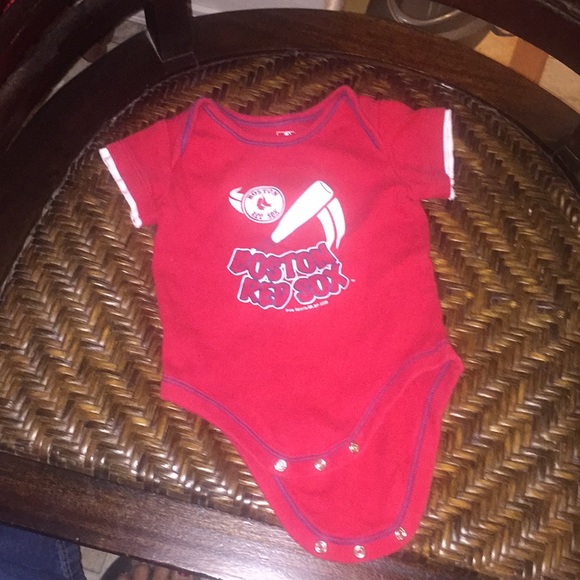 Boston Red Sox onesie/Boston university T-shirt - Picture 6 of 8